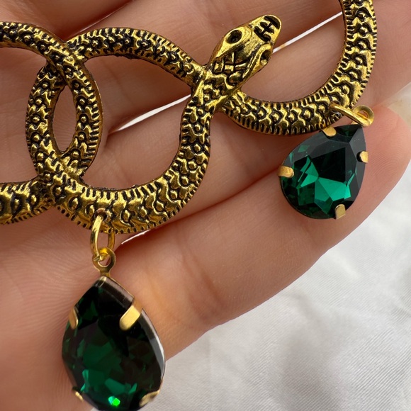 Serpent serpentine Snake Necklace with Green Gemstones - Picture 5 of 10